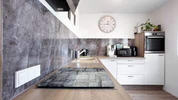 Geladeira, micro-ondas, fogão, cooktop
