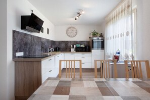 Réfrigérateur, four à micro-ondes, un four, surface de cuisson