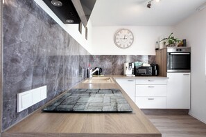 Kjøleskap, mikrobølgeovn, ovn og kokeplater