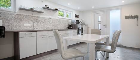 雪櫃、微波爐、焗爐、爐具