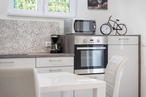 Kjøleskap, mikrobølgeovn, ovn og kokeplater