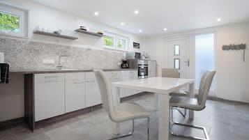 Kjøleskap, mikrobølgeovn, ovn og kokeplater