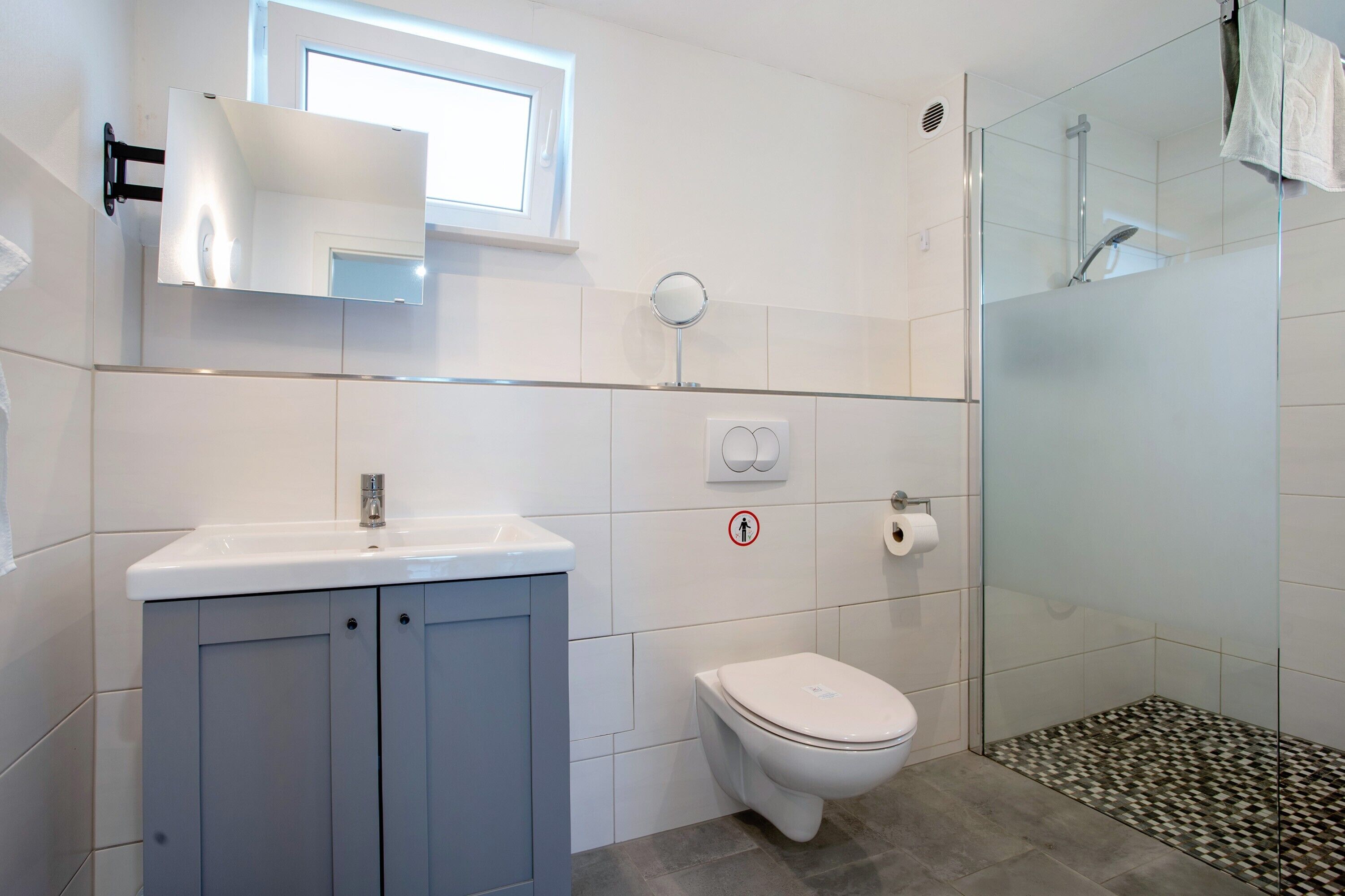 Regadera, amenidades de baño gratuitas, secadora de cabello 