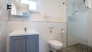 Regadera, amenidades de baño gratuitas, secadora de cabello