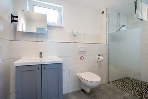 Regadera, amenidades de baño gratuitas, secadora de cabello 