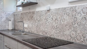 Een koelkast, een magnetron, een oven, een kookplaat