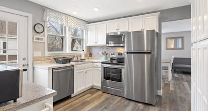 Modern Beachside Condo in Onset Village: Walk to Dining, Market & Beaches Monthly Rates Available