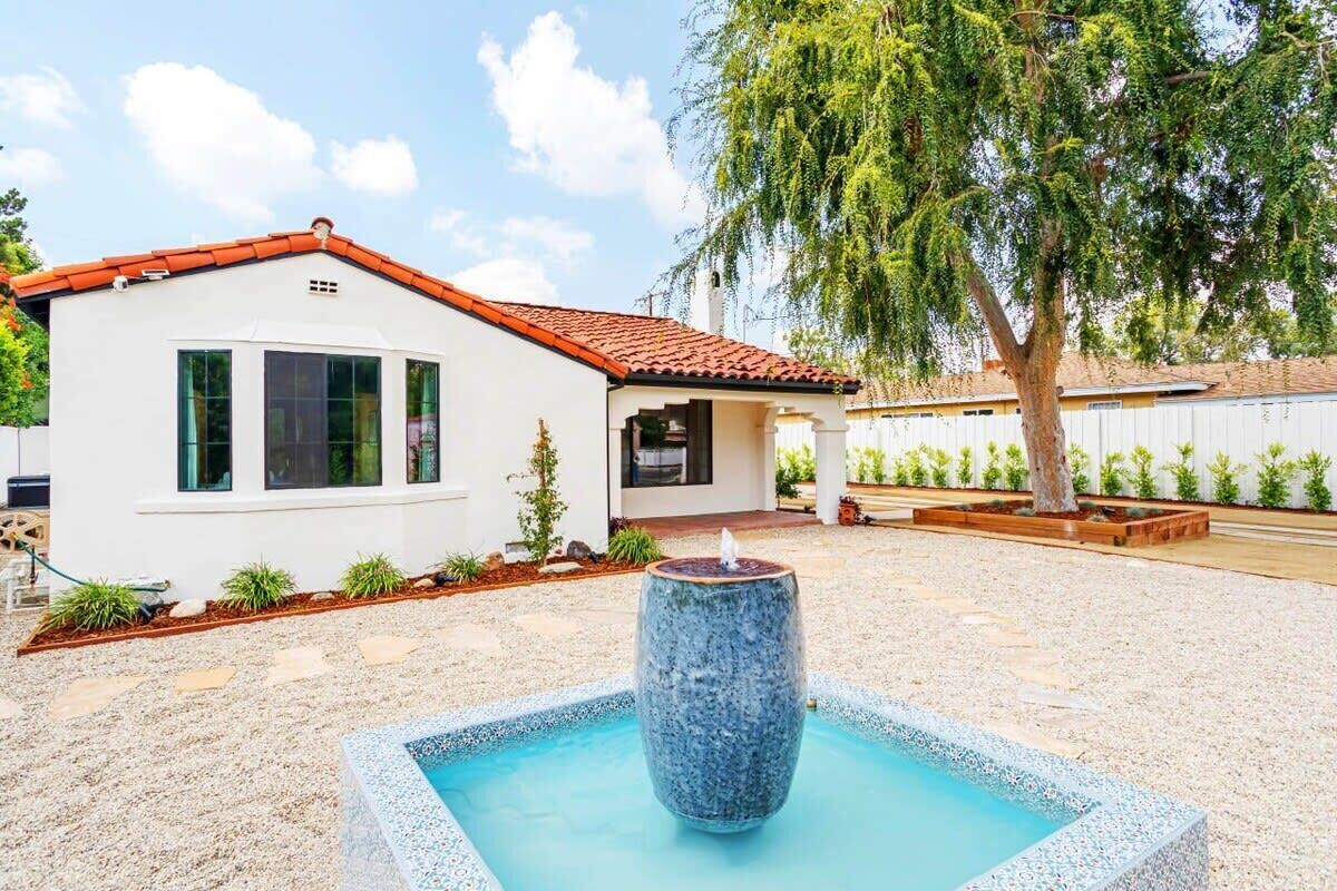 Great 2BR Home with Outdoor Hot Tub in Los Angeles