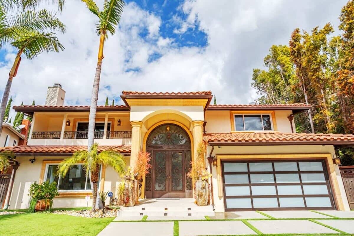Fantastic 5BR Home with Grand Pool in Los Angeles