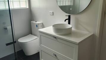 Dusche, Haartrockner, Handtücher, Seife