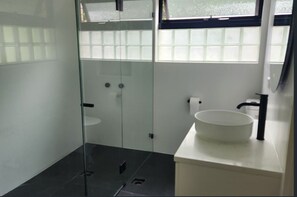 Dusche, Haartrockner, Handtücher, Seife