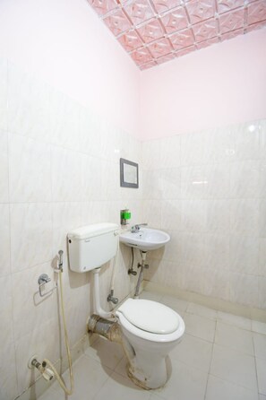 Shower, rainfall showerhead, designer toiletries, towels - Goroomgo Hotel Wow Kolkata (Barasat)