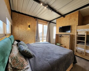 Rom – comfort, flere senger, delvis sjøutsikt | Safe på rommet, individuelt dekorert og individuelt innredet