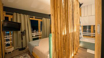 Chambre Deluxe, plusieurs lits, vue plage | Coffres-forts dans les chambres, décoration personnalisée