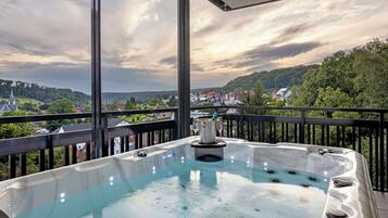 Bañera de hidromasaje al aire libre