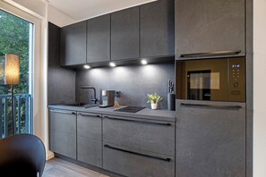 Refrigerador, microondas, placa de cocina, lavavajillas