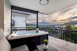 Outdoor spa tub - Holiday Apartment "Egge Resort 7f" with Balcony, Whirlpool & Sauna (Altenbeken)