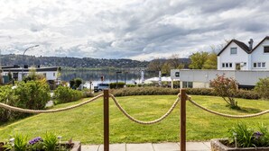 A residential area with a view of a lake, houses, and a white building with a chimney. - Edersee-Scheid Apartment with Lake View, Private Terrace & Wi-Fi (Waldeck-Scheid)