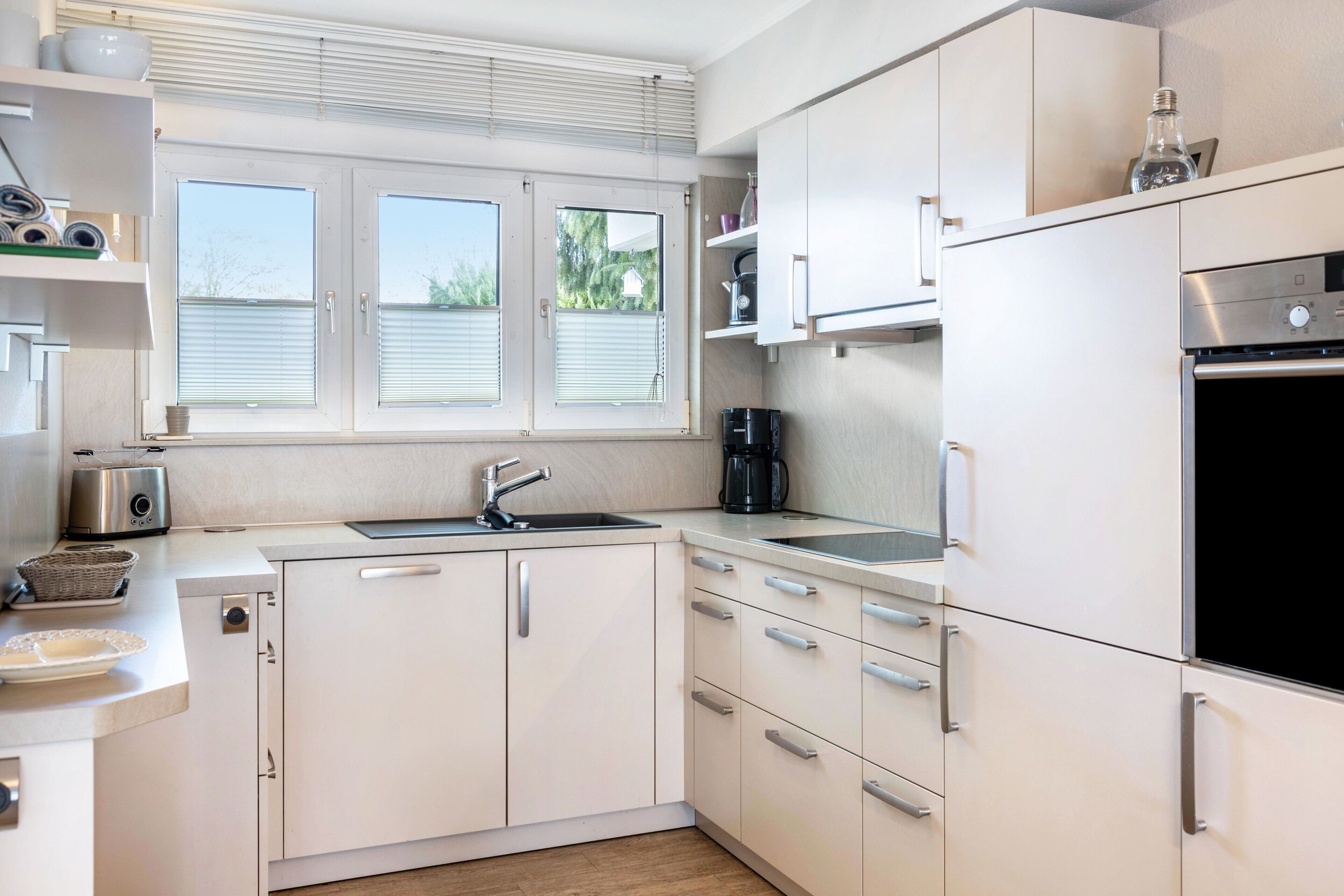 冷蔵庫、オーブン、コンロ、食器洗い機