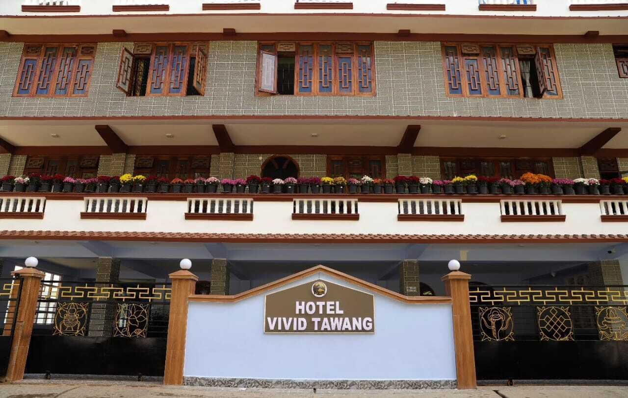 Entrada de un hotel con un letrero que dice 'HOTEL VIVID TAWANG'.
