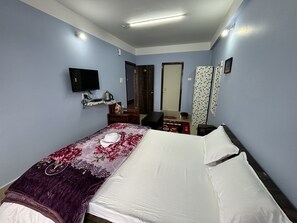 Habitación doble | Ropa de cama de alta calidad, escritorio y cortinas blackout 