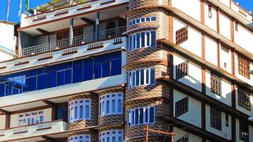 Vista frontal de la propiedad