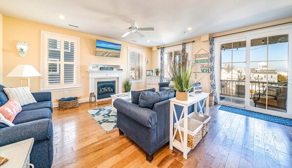 Smart TV, chimenea, libros