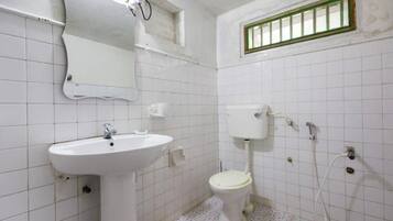 Douche, douche à « effet pluie », bidet, serviettes fournies