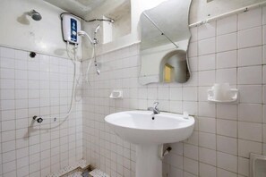 Ducha, cabezal de ducha tipo lluvia, bidet, toallas