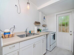 Fridge, microwave, oven, stovetop - The Cottage in Clearwater - 30 Day Minimum Stay (Clearwater)