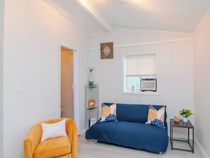 Living area - The Cottage in Clearwater - 30 Day Minimum Stay (Clearwater)