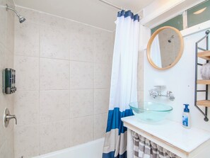 Secador de pelo, toallas