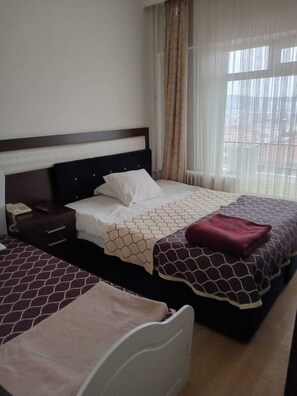 Desk, laptop workspace, blackout drapes, soundproofing - THE ROSE OTEL (Ankara)