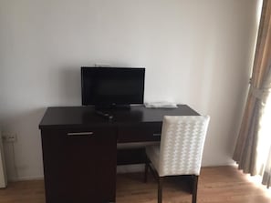 Chambre Classique, fumeurs, vue ville | Bureau, espace de travail pour ordinateur portable, rideaux occultants