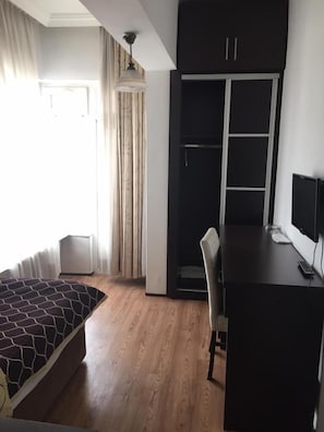 Chambre Classique, fumeurs, vue ville | Bureau, espace de travail pour ordinateur portable, rideaux occultants