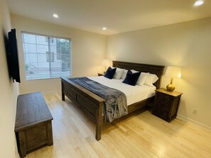 2 bedrooms, desk, iron/ironing board, travel cot - Freshly Remodeled Resort Style Living (Woodland Hills)