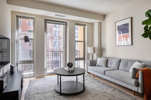 TV, stereo - Beautiful Clarendon 1BR w/ Pool, nr Restaurants & Bars, by Blueground (Northern Virginia)