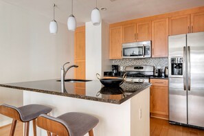 Fridge, microwave, oven, stovetop - Beautiful Clarendon 1BR w/ Pool, nr Restaurants & Bars, by Blueground (Northern Virginia)