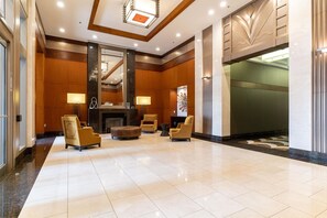 Lobby - Beautiful Clarendon 1BR w/ Pool, nr Restaurants & Bars, by Blueground (Northern Virginia)
