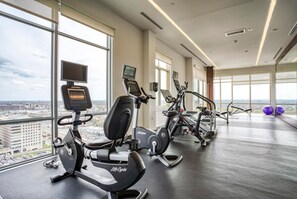 Fitness facility - Gorgeous Tysons Corner 2BR w/ Pool & Fire Pit, nr Mall, by Blueground (Northern Virginia)