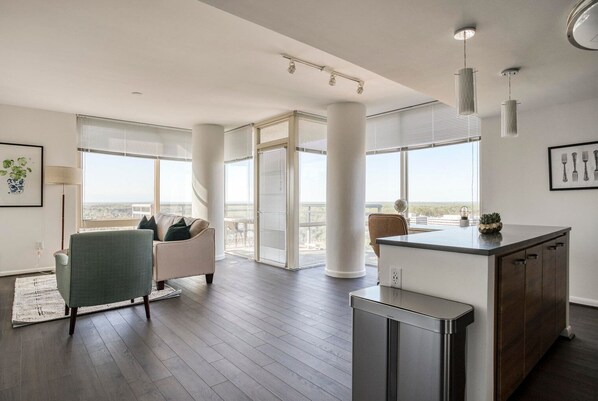 Interior - Gorgeous Tysons Corner 2BR w/ Pool & Fire Pit, nr Mall, by Blueground (Northern Virginia)