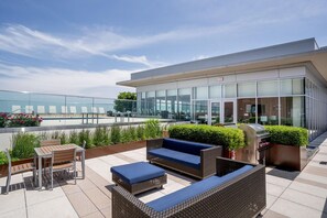 Outdoor dining - Modern Tysons Corner 2BR w/ Pool, nr Restaurants & Bars, by Blueground (Northern Virginia)