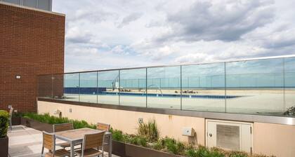 Modern Tysons Corner 2BR w/ Pool, nr Restaurants & Bars, by Blueground