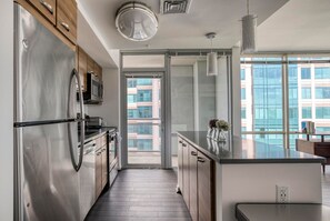 Fridge, microwave, oven, stovetop - Modern Tysons Corner 2BR w/ Pool, nr Restaurants & Bars, by Blueground (Northern Virginia)