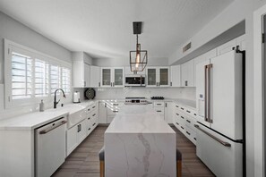 ثلاجة، ميكروويف، فرن، موقد طهي مسطح