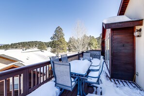 Outdoor dining - Angel Fire Townhome w/ Hot Tub: 2 Mi to Ski Resort (Angel Fire)