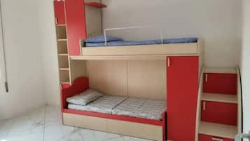 2 bedrooms, desk, bed sheets