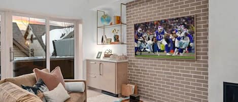 Televisión, chimenea, futbolito y oficina