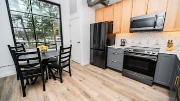 Frigorifero, microonde, forno, piano cottura