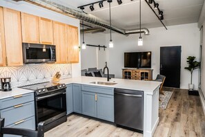 Réfrigérateur, micro-ondes, four, plaque de cuisson